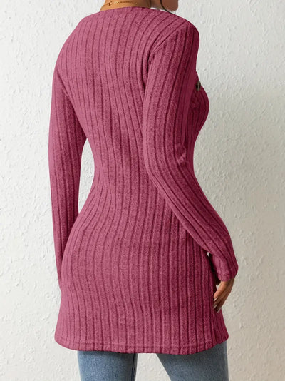 Julia | Asymmetrisk topp med knappknäppning och ribbad struktur