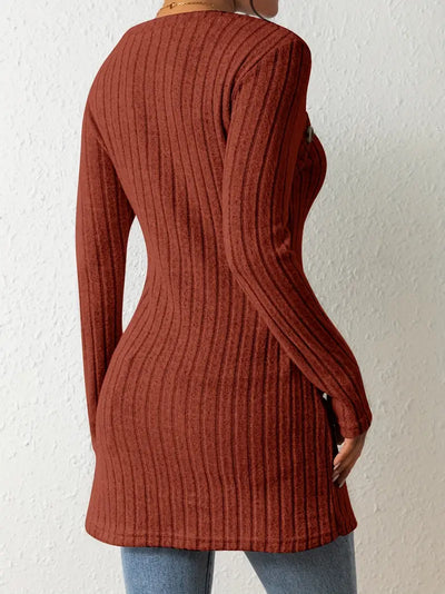 Julia | Asymmetrisk topp med knappknäppning och ribbad struktur