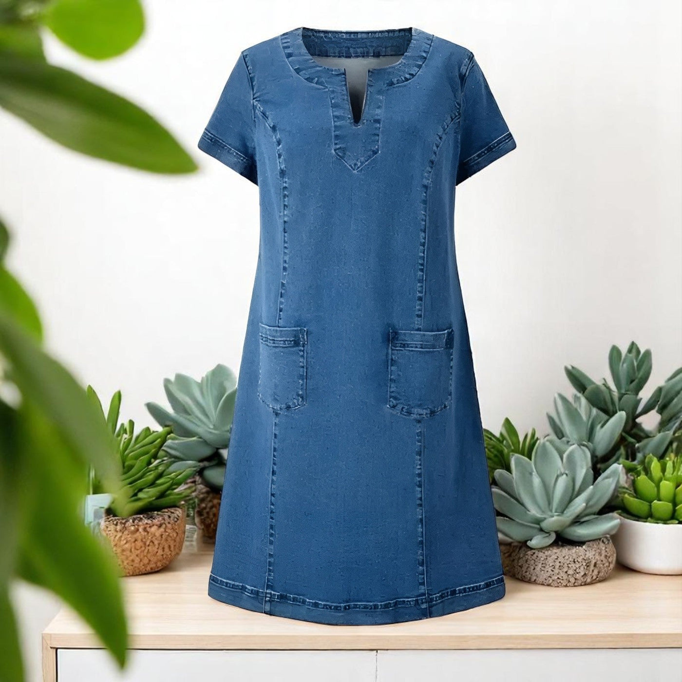 Julia | Mjuk Denim Klänning med Framfickor