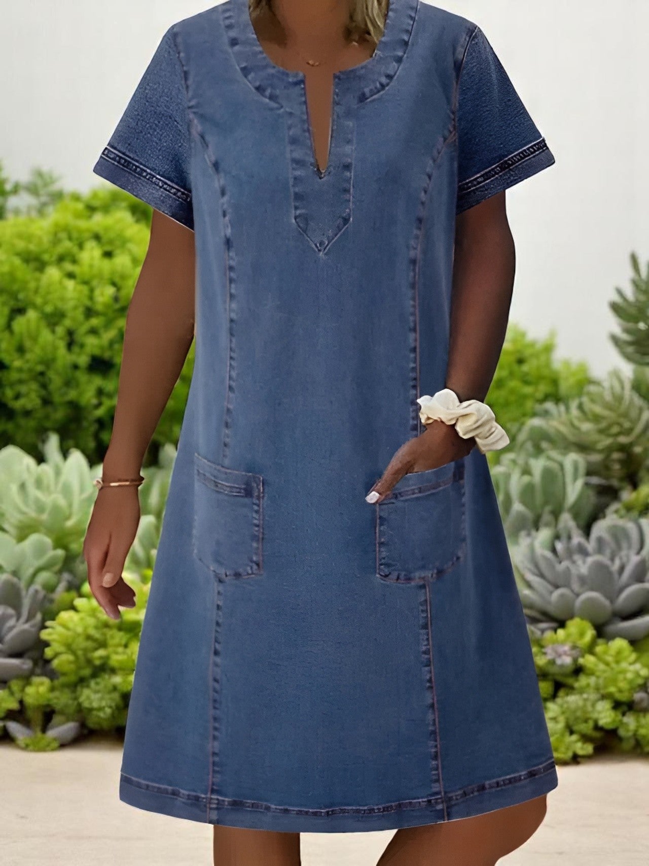 Julia | Mjuk Denim Klänning med Framfickor