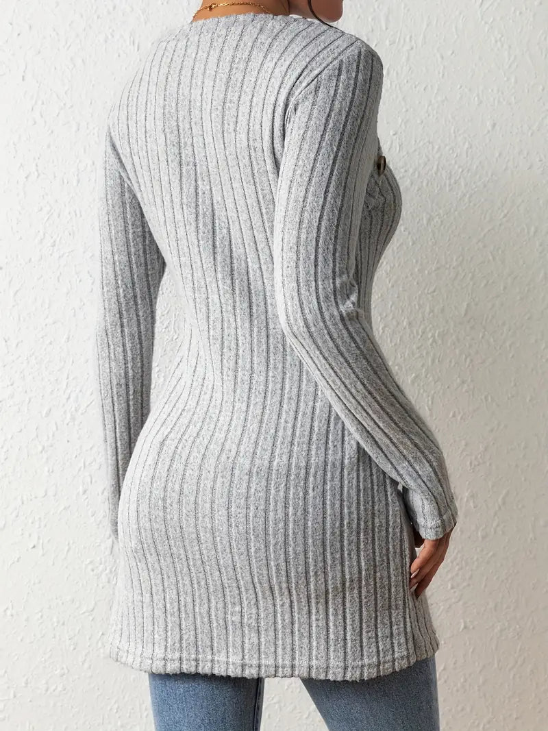 Julia | Asymmetrisk topp med knappknäppning och ribbad struktur