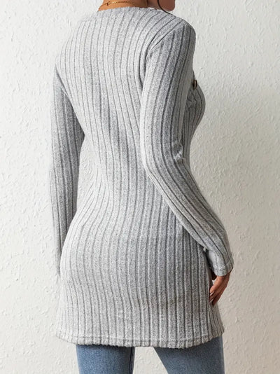 Julia | Asymmetrisk topp med knappknäppning och ribbad struktur